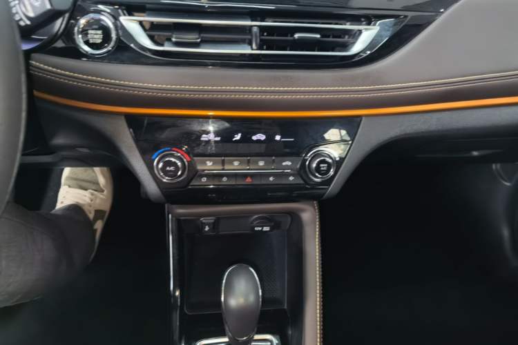 Used CHANGAN Eado DT 2019 1.6L Automatic Smart Enjoyment Model China VI Standard Audio And AC Panel