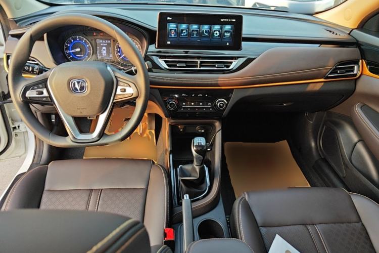 Used CHANGAN Eado DT 2019 1.6L Manual Enjoyment Model China VI Standard Center Console
