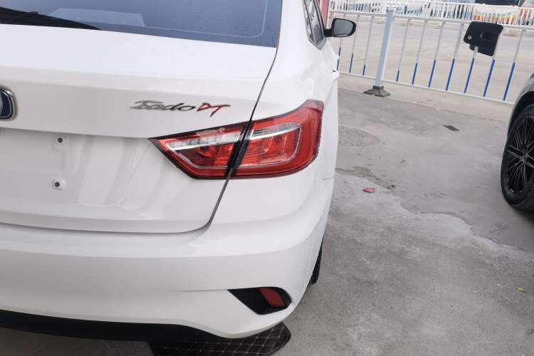 Used CHANGAN Eado DT 2019 1.6L Manual Enjoyment Model China VI Exterior 6