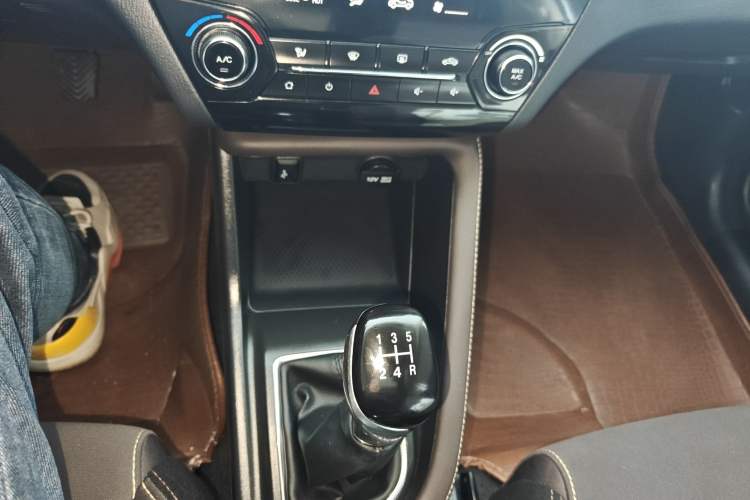 Used CHANGAN Eado DT 2019 1.6L Manual Comfort Model China VI Standard Gear Lever