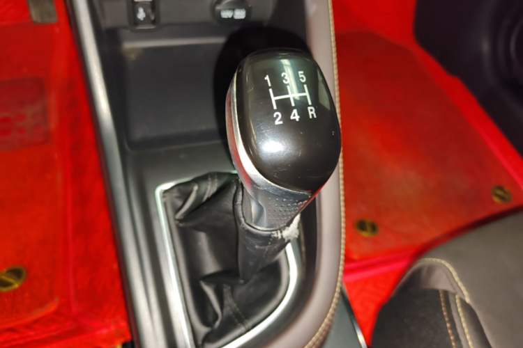 Used CHANGAN Eado DT 2019 1.6L Manual Comfort Model China VI Standard Gear Lever
