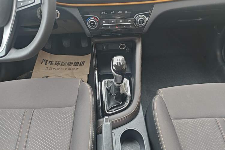 Used CHANGAN Eado DT 2019 1.6L Manual Comfort Model China VI Standard Gear Lever
