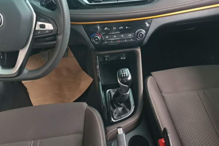 Used CHANGAN Eado DT 2019 1.6L Manual Comfort Model China VI Standard Gear Lever