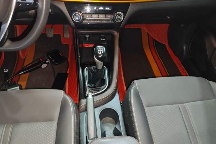 Used CHANGAN Eado DT 2019 1.6L Manual Comfort Model China VI Standard Gear Lever