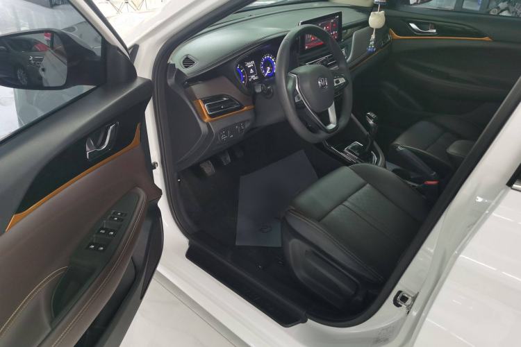 Used CHANGAN Eado DT 2019 1.6L Manual Enjoyment Model China VI Standard Interior 2