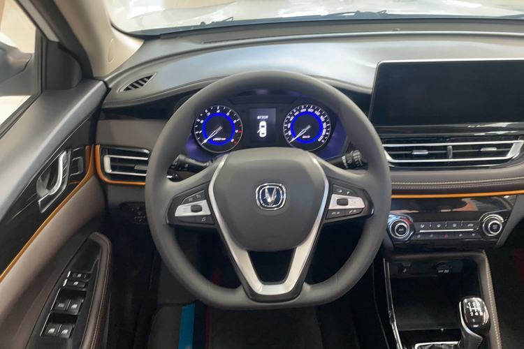 Used CHANGAN Eado DT 2019 1.6L Manual Enjoyment Model China VI Standard Interior 2