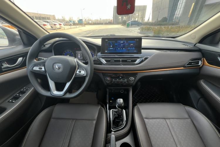 Used CHANGAN Eado DT 2019 1.6L Manual Enjoyment Model China VI Standard Interior 2