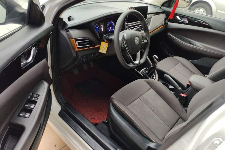 Used CHANGAN Eado DT 2019 1.6L Manual Comfort Model China VI Standard Interior 2