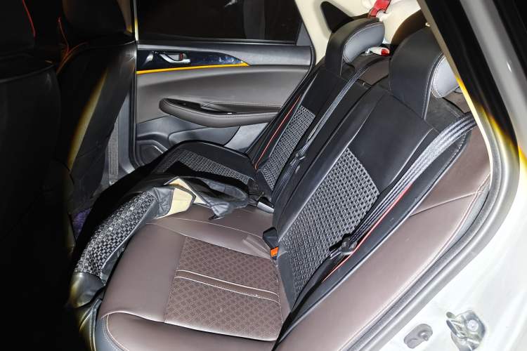 Used CHANGAN Eado DT 2019 1.6L Manual Enjoyment Model China VI Standard Interior 4