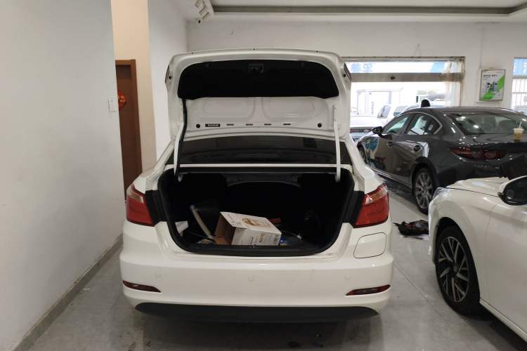 Used CHANGAN Eado New Energy 2018 1.0T PHEV Navigation Model Trunk