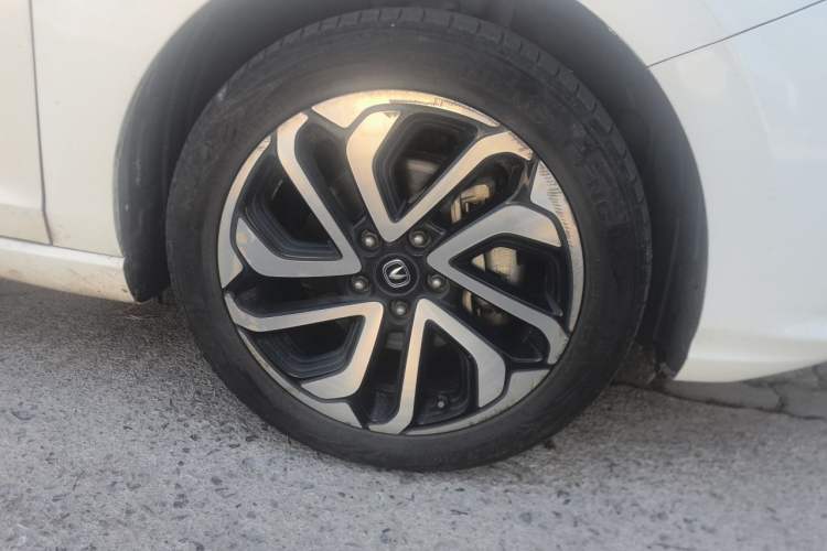 Used CHANGAN Eado New Energy 2019 EV460 Smart Edition Right Front Wheel Hub