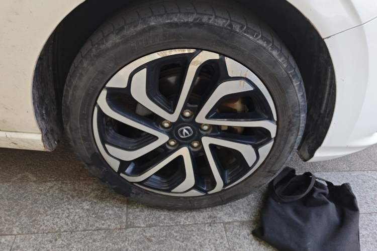 Used CHANGAN Eado New Energy 2019 EV460 Smart Edition Right Front Wheel Hub