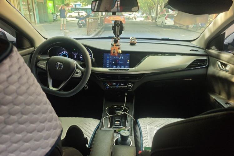 Used CHANGAN Eado New Energy 2022 Facelift EV460 Smart Online Ride-Hailing Version – Lithium Iron Phosphate Center Console