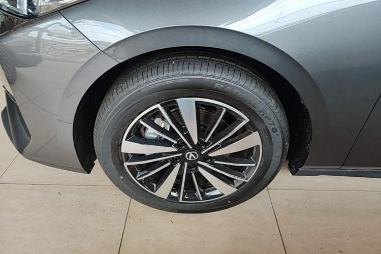 Used CHANGAN Eado PHEV 2025 Smart New Blue Whale 145KM High-Energy Edition Left Front Wheel Hub