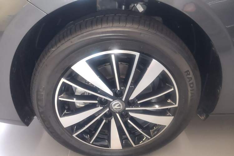 Used CHANGAN Eado PHEV 2025 Smart New Blue Whale 145KM Battleship Edition Left Front Wheel Hub