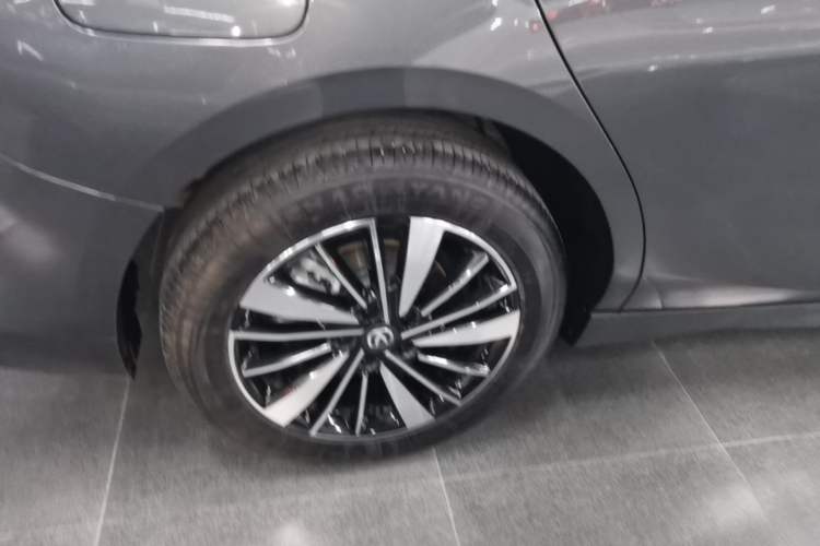 Used CHANGAN Eado PHEV 2025 Smart New Blue Whale 145KM Battleship Edition Right Rear Wheel Hub