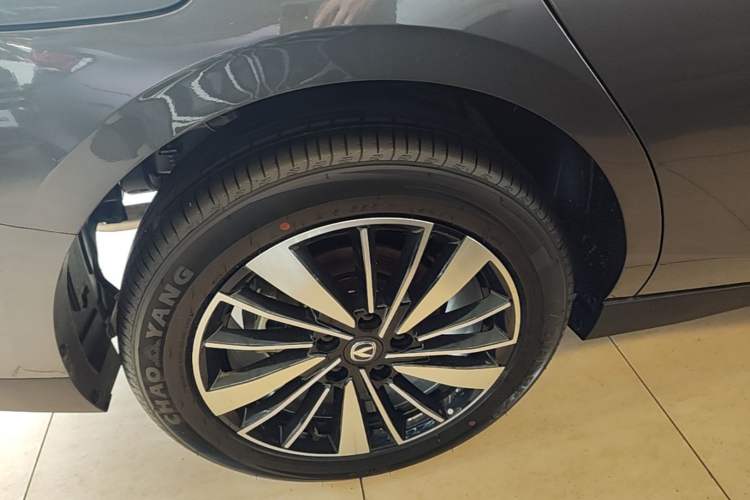 Used CHANGAN Eado PHEV 2025 Smart New Blue Whale 145KM High-Energy Edition Right Rear Wheel Hub