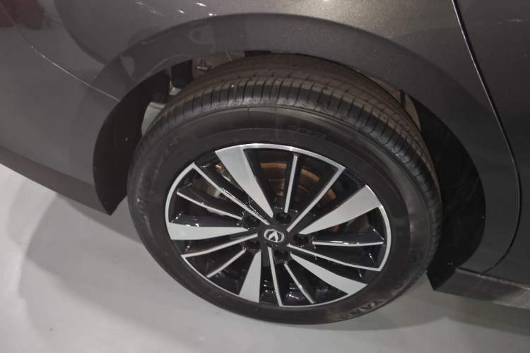 Used CHANGAN Eado PHEV 2025 Smart New Blue Whale 145KM Battleship Edition Right Rear Wheel Hub