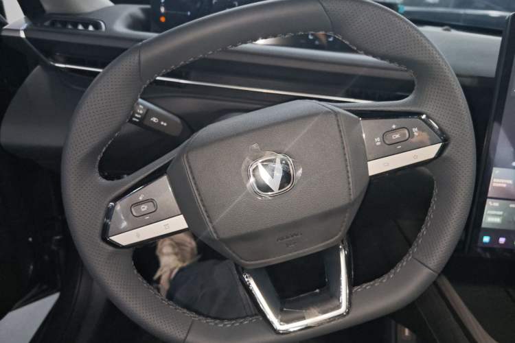 Used CHANGAN Eado PHEV 2025 Smart New Blue Whale 145KM Battleship Edition Steering Wheel
