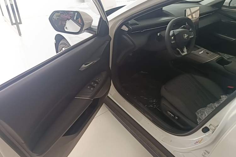Used CHANGAN Eado PHEV 2025 Smart New Blue Whale 145KM Battleship Edition Driver Seat