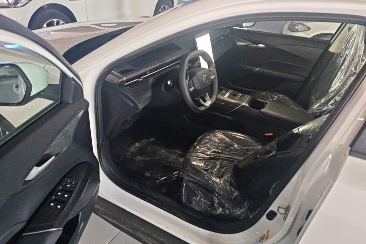 Used CHANGAN Eado PHEV 2025 Smart New Blue Whale 145KM High-Energy Edition Driver Seat