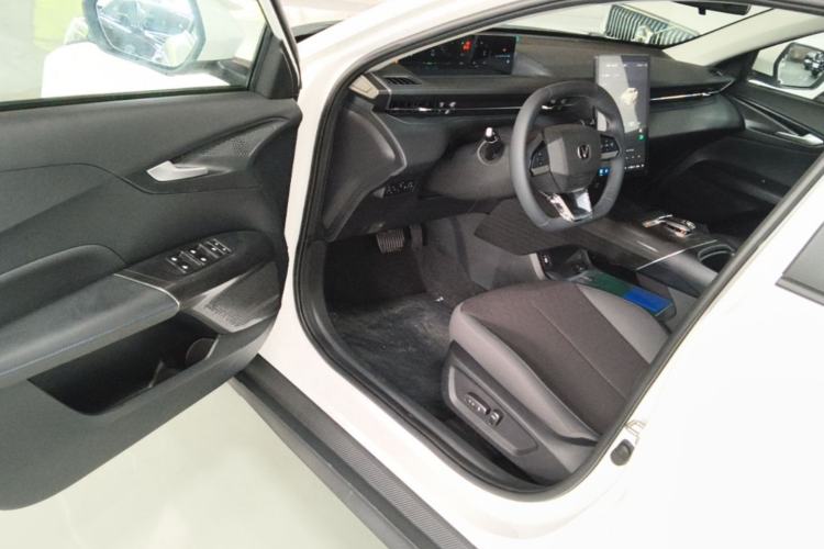 Used CHANGAN Eado PHEV 2025 Smart New Blue Whale 145KM High-Energy Edition Driver Seat