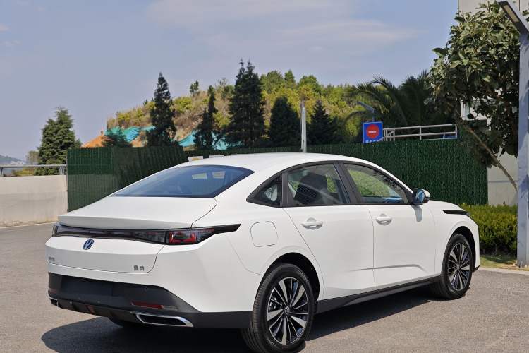 Used CHANGAN Eado PHEV 2025 Smart New Blue Whale 145KM High-Energy Edition Exterior 6