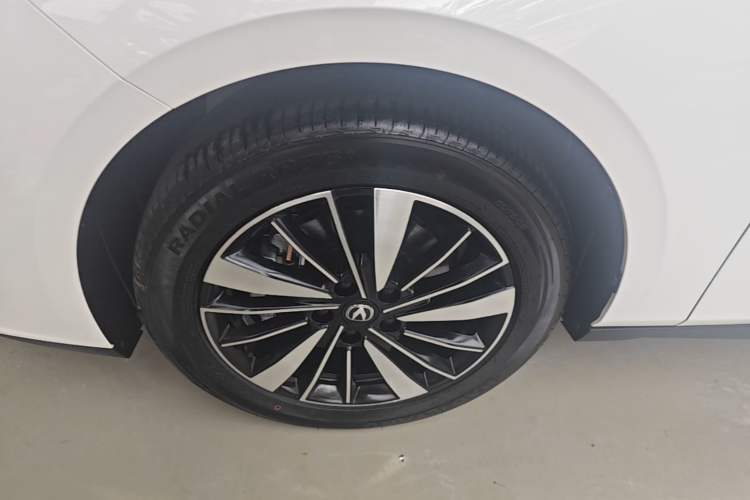 Used CHANGAN Eado PHEV 2025 Smart New Blue Whale 145KM High-Energy Edition Left Front Wheel Hub