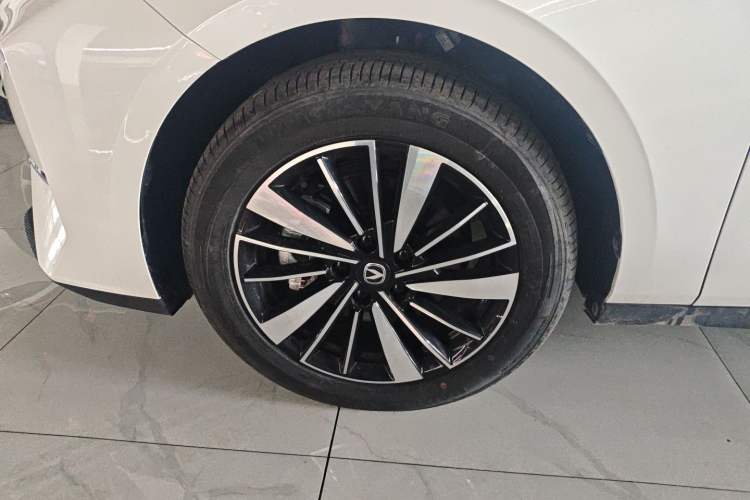 Used CHANGAN Eado PHEV 2025 Smart New Blue Whale 145KM High-Energy Edition Left Front Wheel Hub