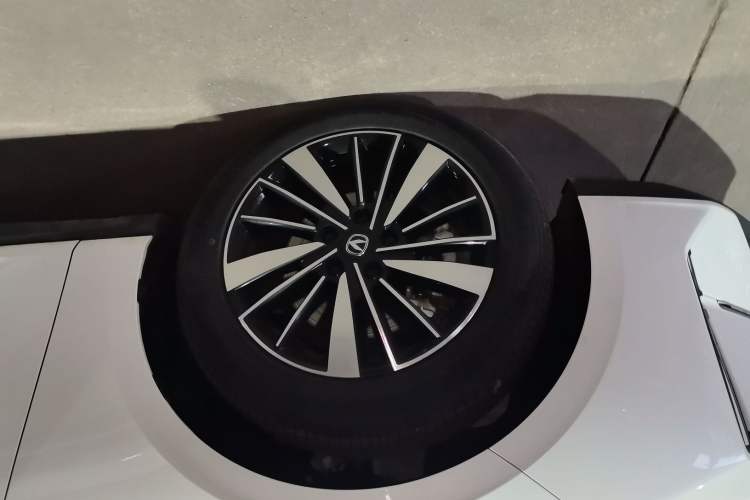 Used CHANGAN Eado PHEV 2025 Smart New Blue Whale 145KM Battleship Edition Left Front Wheel Hub