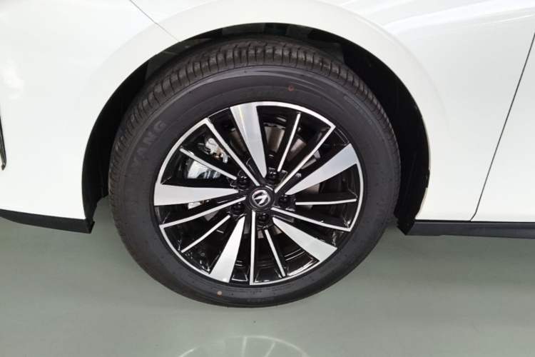 Used CHANGAN Eado PHEV 2025 Smart New Blue Whale 145KM High-Energy Edition Left Front Wheel Hub