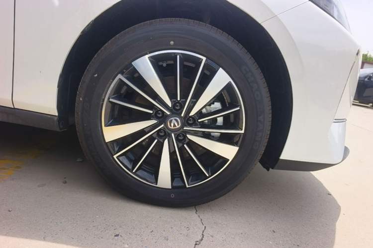 Used CHANGAN Eado PHEV 2025 Smart New Blue Whale 145KM Battleship Edition Right Front Wheel Hub