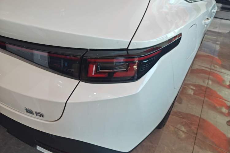 Used CHANGAN Eado PHEV 2025 Smart New Blue Whale 145KM Battleship Edition Right Rear Taillight