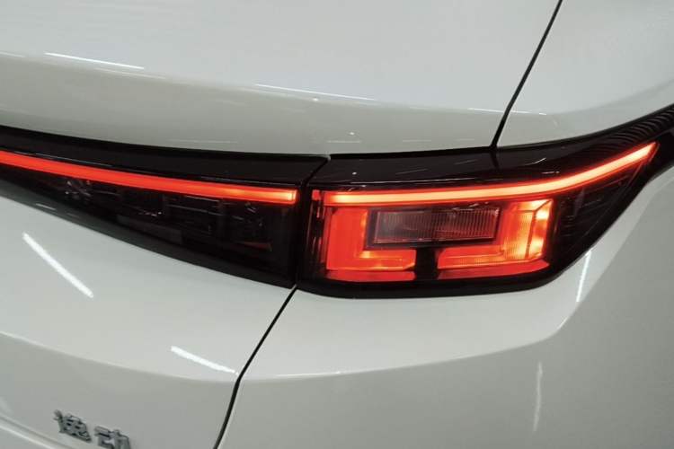 Used CHANGAN Eado PHEV 2025 Smart New Blue Whale 145KM High-Energy Edition Right Rear Taillight