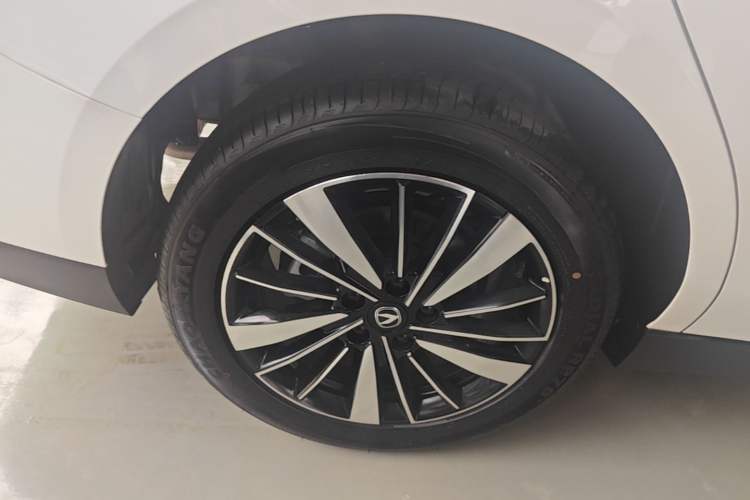 Used CHANGAN Eado PHEV 2025 Smart New Blue Whale 145KM High-Energy Edition Right Rear Wheel Hub