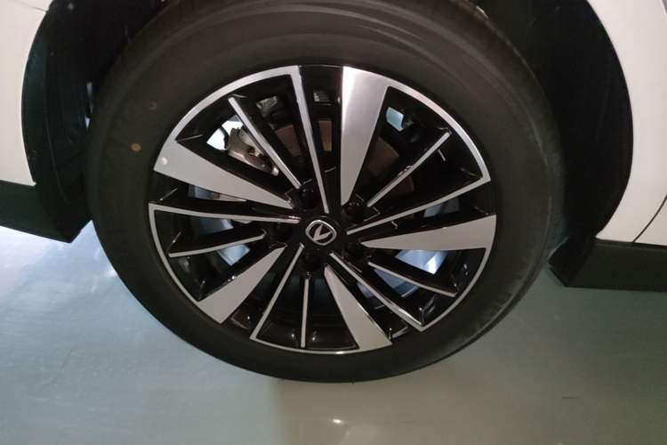 Used CHANGAN Eado PHEV 2025 Smart New Blue Whale 145KM High-Energy Edition Right Rear Wheel Hub