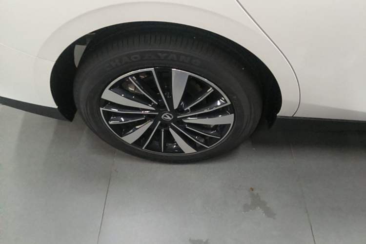Used CHANGAN Eado PHEV 2025 Smart New Blue Whale 145KM Battleship Edition Right Rear Wheel Hub