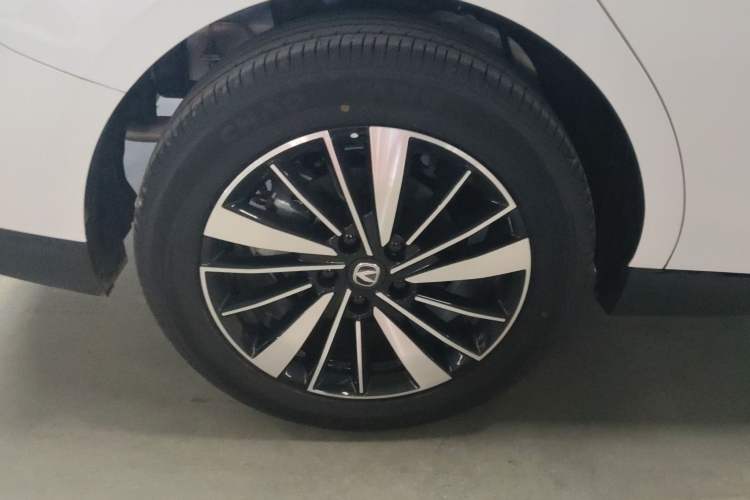 Used CHANGAN Eado PHEV 2025 Smart New Blue Whale 145KM High-Energy Edition Right Rear Wheel Hub