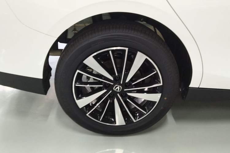 Used CHANGAN Eado PHEV 2025 Smart New Blue Whale 145KM High-Energy Edition Right Rear Wheel Hub