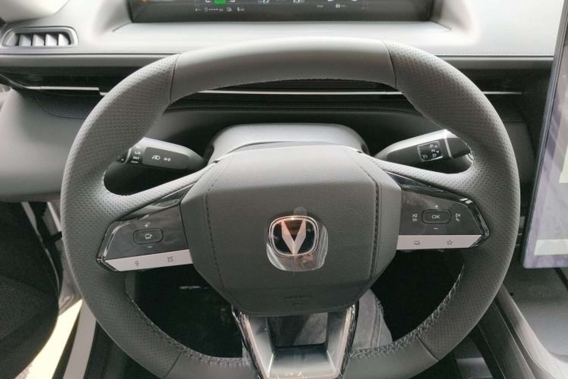 Used CHANGAN Eado PHEV 2025 Smart New Blue Whale 145KM Battleship Edition Steering Wheel