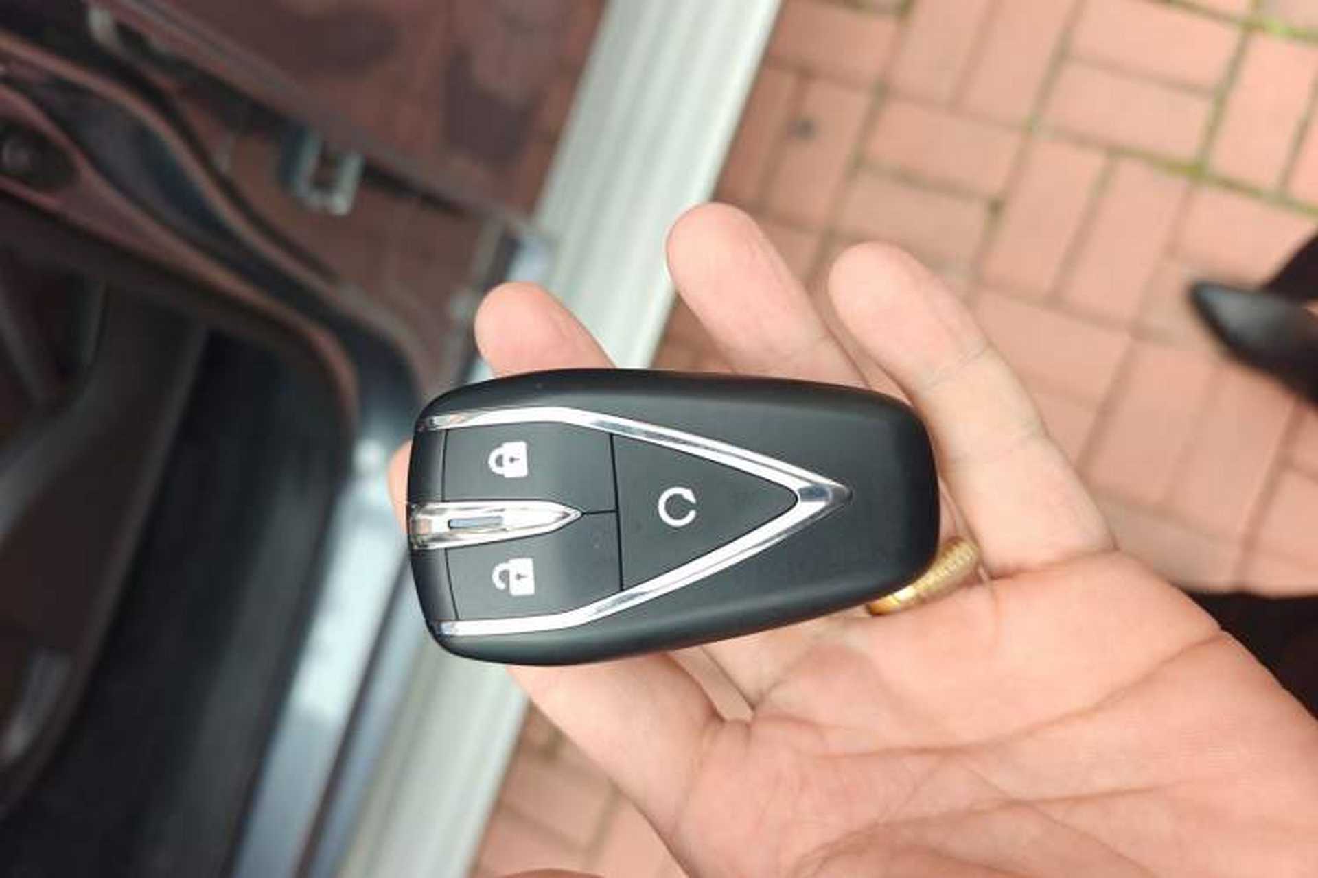 Used CHANGAN Hunter 2024 Warrior Edition Luxury Model Dual-Motor All-Wheel Drive with Extra-Long Cargo Box Vehicle Key