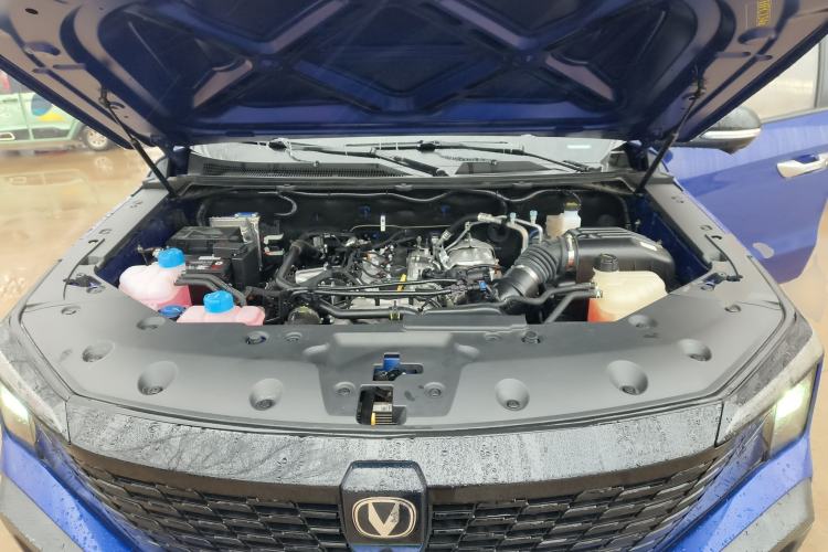 Used CHANGAN Hunter 2024 Knight Edition Flagship Model Dual-Motor All-Wheel Drive Standard Box Engine Bay