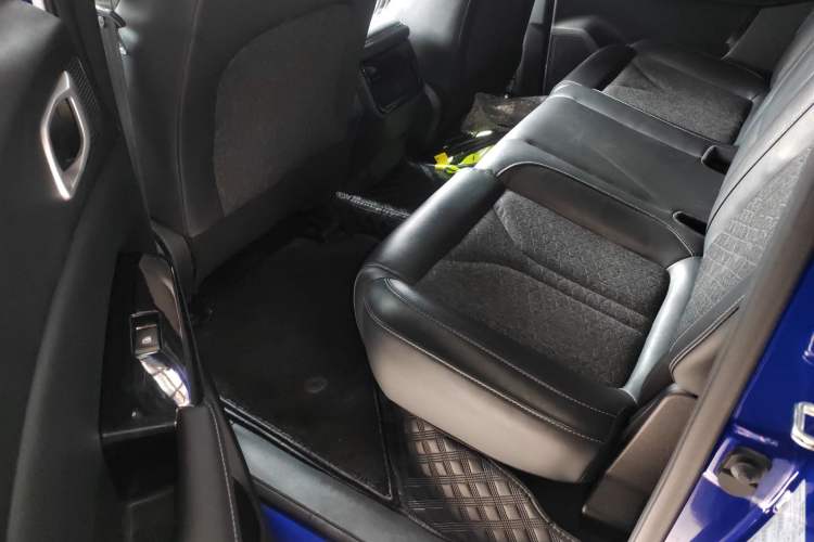 Used CHANGAN Hunter 2024 Warrior Edition Luxury Model Dual-Motor All-Wheel Drive with Extra-Long Cargo Box Left Rear Seat