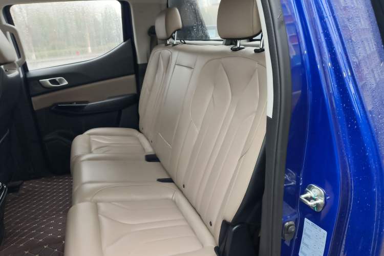 Used CHANGAN Hunter 2024 Knight Edition Flagship Model Dual-Motor All-Wheel Drive Standard Box Left Rear Seat
