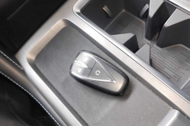 Used CHANGAN Hunter 2024 Warrior Edition Luxury Model Dual-Motor All-Wheel Drive with Extra-Long Cargo Box Vehicle Key