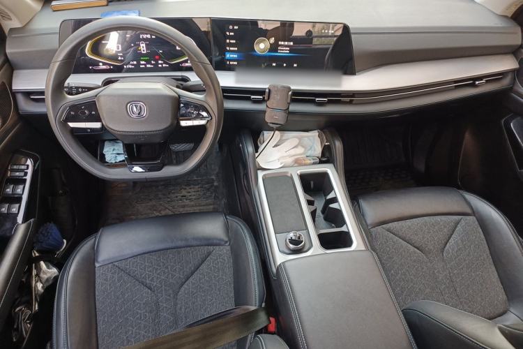 Used CHANGAN Hunter 2024 Warrior Edition Luxury Model Dual-Motor All-Wheel Drive Standard Box Center Console