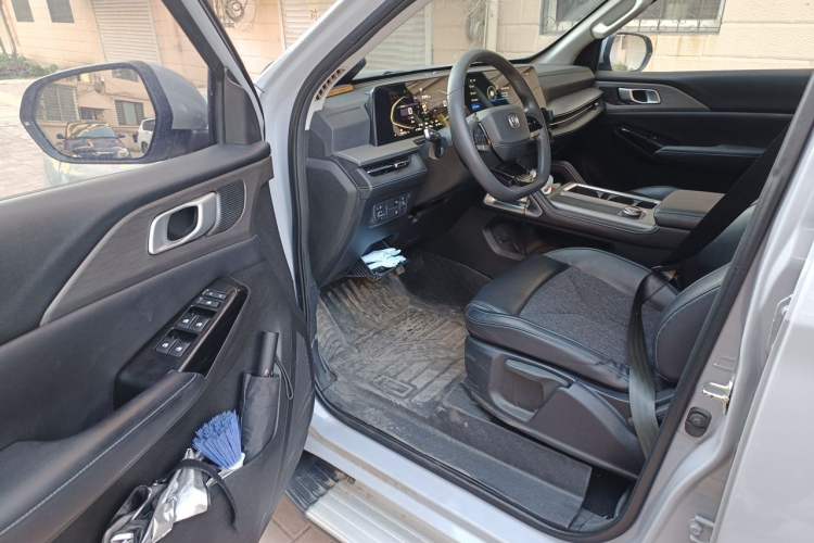 Used CHANGAN Hunter 2024 Warrior Edition Luxury Model Dual-Motor All-Wheel Drive Standard Box Driver Seat