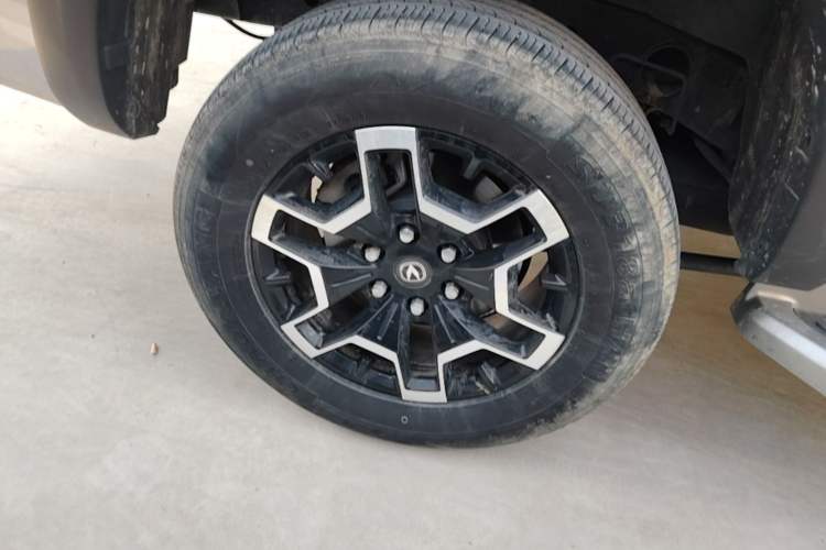 Used CHANGAN Hunter 2024 Knight Edition Flagship Model Dual-Motor All-Wheel Drive Standard Box Exterior 5