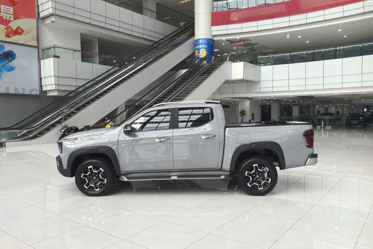 Used CHANGAN Hunter 2024 Knight Edition Flagship Model Dual-Motor All-Wheel Drive Standard Box Exterior 5