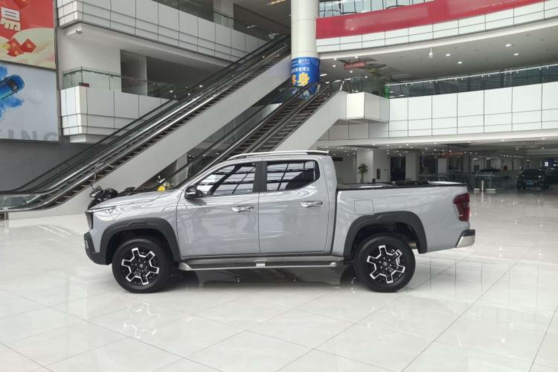 Used CHANGAN Hunter 2024 Knight Edition Flagship Model Dual-Motor All-Wheel Drive Standard Box Exterior 5